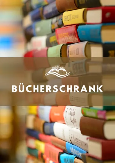 Bücherschrank – gestapelte Bücher in bunten Einbänden
