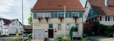 Das Historische Rathaus in Bünzwangen mit Blumenkästen an den Fenstern