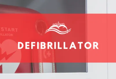 Defibrillator im Wandkasten