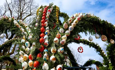 Osterbrunnen schmücken für Kinder