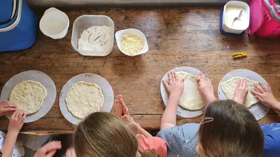 23 Pizzabäcker*innen im Kinder-Kreativ-Club