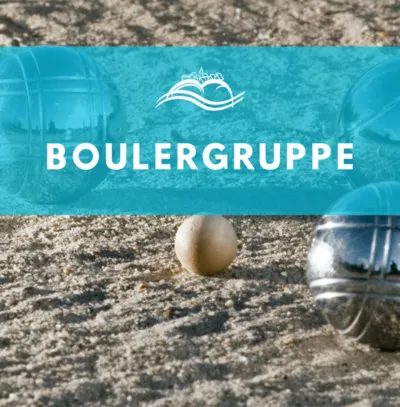 Boulergruppe – Boulekugeln und Zielkugel auf Kies