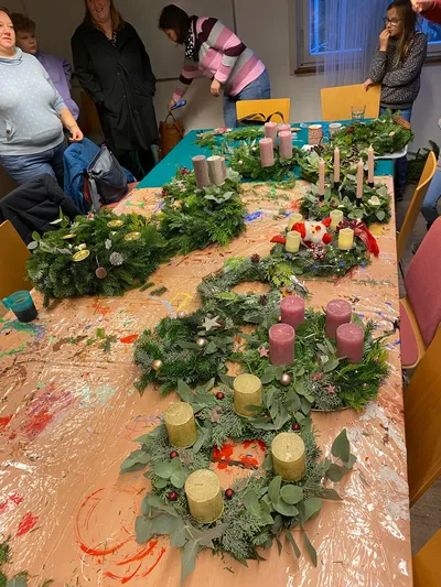 KKC und Eltern basteln Adventskränze