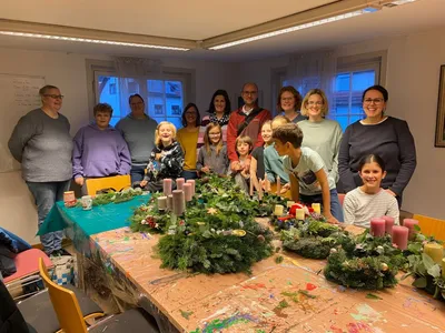 KKC und Eltern basteln Adventskränze