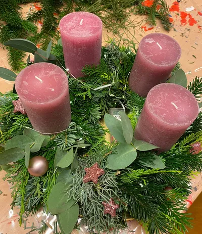 KKC und Eltern basteln Adventskränze