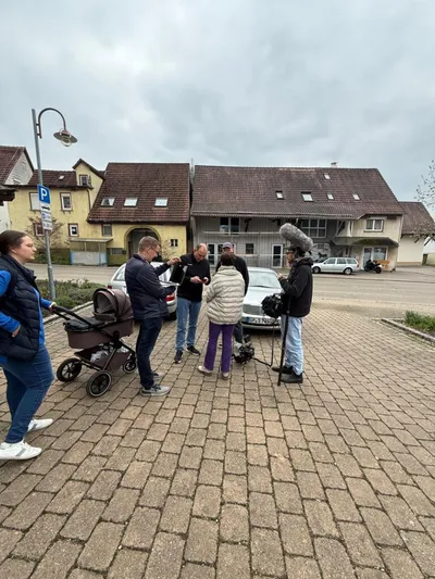 Kamerateam mit Mikrofonangel bei Dreharbeiten in Bünzwangen