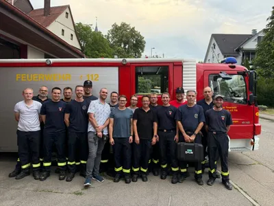Mannschaft der Feuerwehrabteilung Bünzwangen vor dem Löschfahrzeug bei der Übergabe der Wärmebildkamera