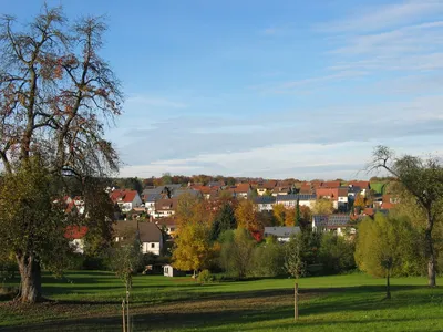 Bünzwangen im Herbst, Blick über die Wiesen auf den Ort